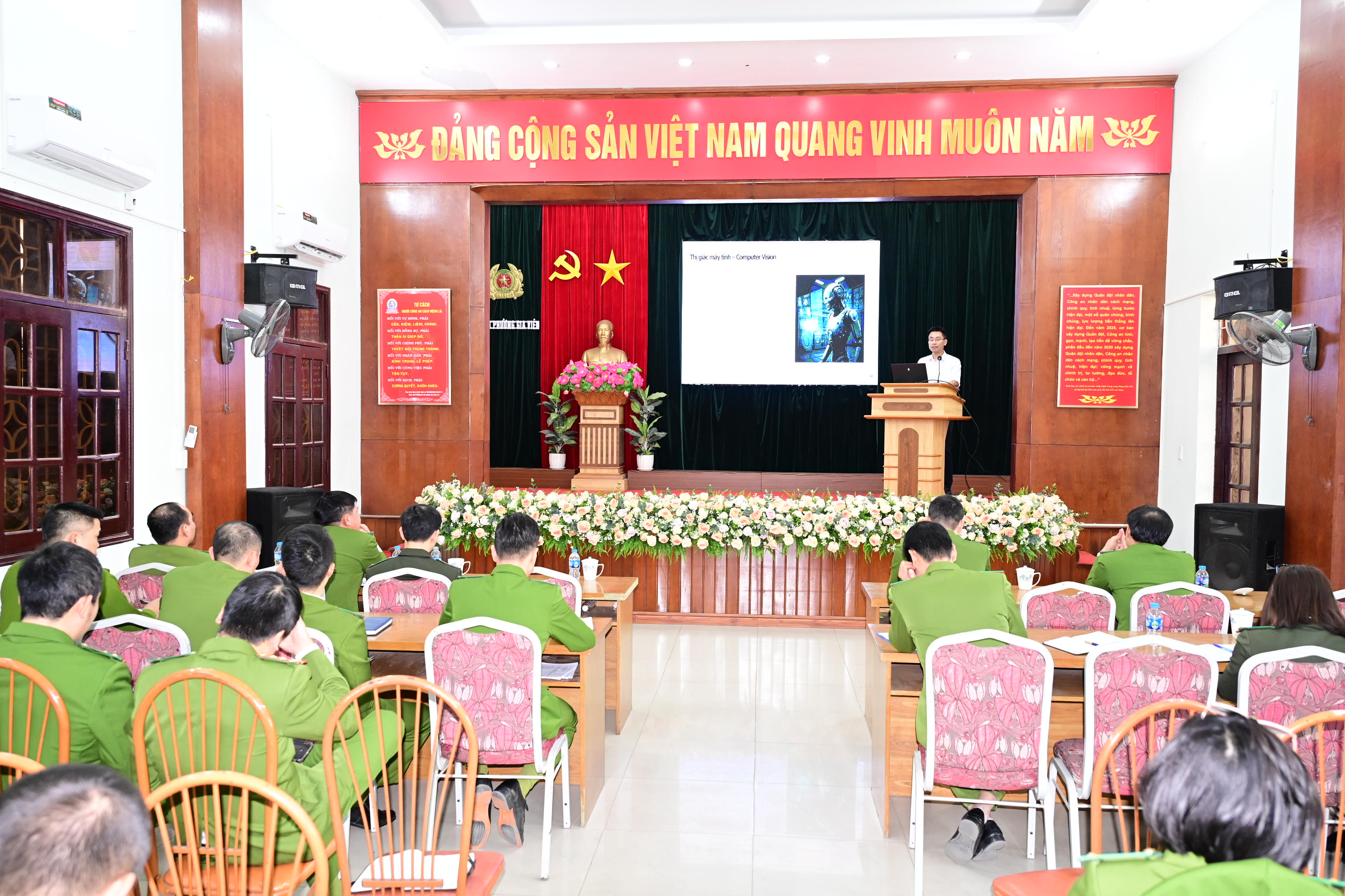 Công an phường Gia Viên: Tập huấn về ứng dụng khoa học công nghệ và chuyển đổi số